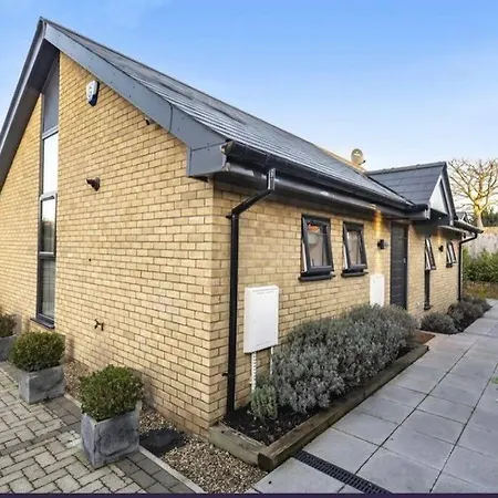 2 - Bedroom Bungalow - Free Gated Parking